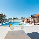 House Vesna With Pool Dom wakacyjny