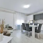 House Vesna With Pool Vikendica *