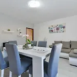 House Vesna With Pool Vikendica