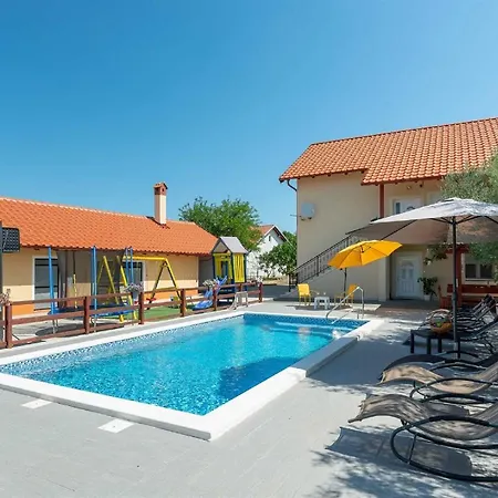 House Vesna With Pool Feriehus