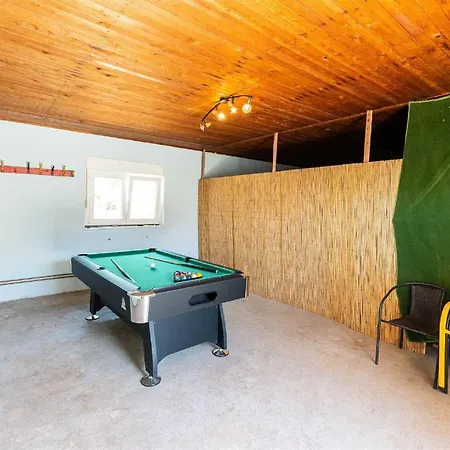 House Vesna With Pool Feriehus