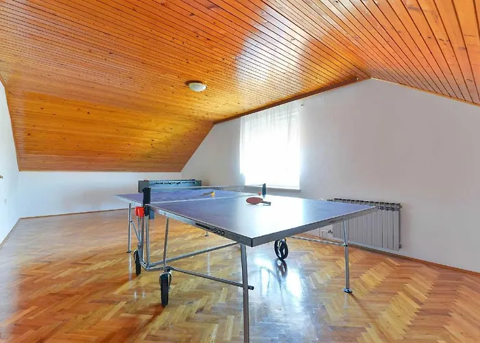 House Vesna With Pool Ferienhaus *