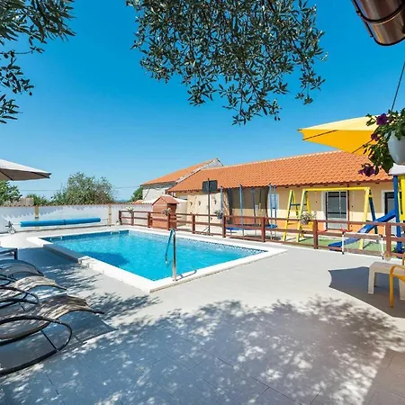 Дом отдыха House Vesna With Pool *