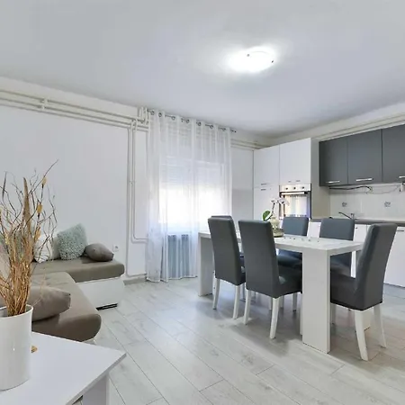 House Vesna With Pool Дом отдыха *