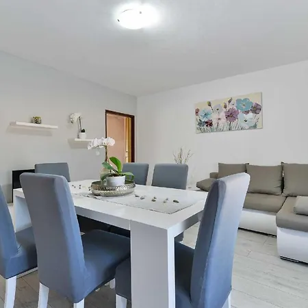 House Vesna With Pool Vakantiehuis