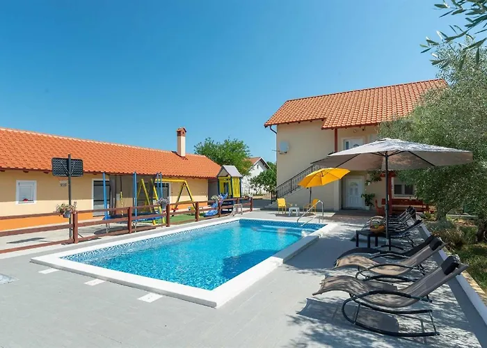 House Vesna With Pool Дом отдыха