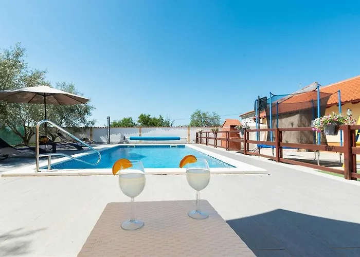 House Vesna With Pool Дом отдыха