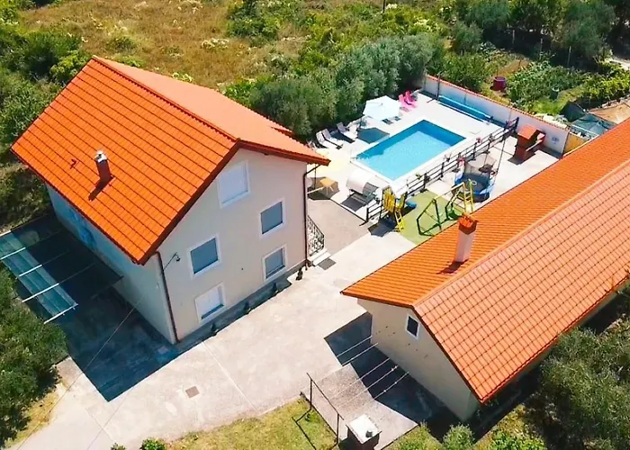 House Vesna With Pool Дом отдыха